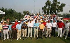 图文-越南高尔夫名人赛首轮 所有球员一起合影