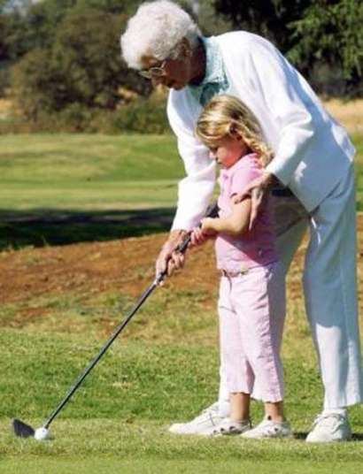 美国一102岁婆婆打高尔夫一杆入洞 创造高龄纪录