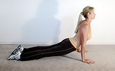 锻炼腹部及背部肌肉姿势 达到单平面挥杆水平