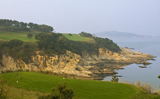 锦湖韩亚高尔夫球会美景 靠海孤岭考验球友