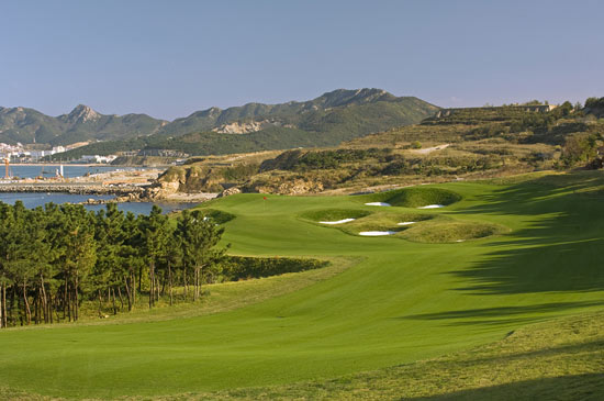 锦湖韩亚高尔夫球会美景 靠海孤岭考验球友