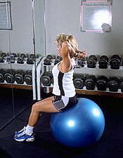 借助平衡球和拉力器 锻炼肱三头肌柔韧性