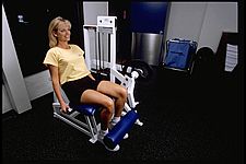 健身器锻炼体能(1) 拉伸腿部后背及肱二头肌