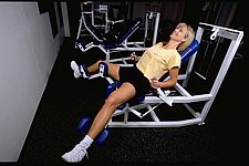 健身器锻炼体能(5) 拉伸内收肌及后背肌肉